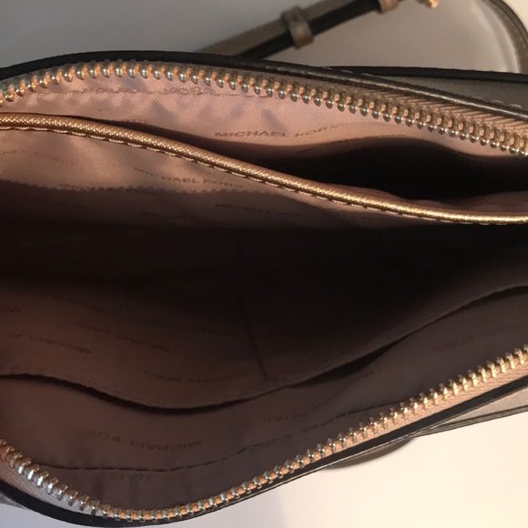 Small Authentic Michael Kors Purse - Picture 3 of 3